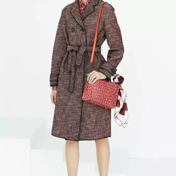 Las telas estampadas o de tweed también están presentes en esta entrega de la marca. Ya sea en abrigos o complementos en las prendas.