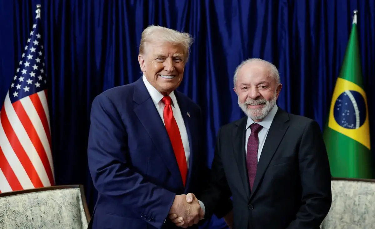El presidente de los Estados Unidos, Donald Trump, y el presidente brasileño Luiz Inacio Lula da Silva se dan la mano mientras se encuentran al margen de la 47a cumbre de la Asociación de Naciones del Sudeste Asiático (ASEAN) en Kuala Lumpur, Malasia, el 26 de octubre de 2025.