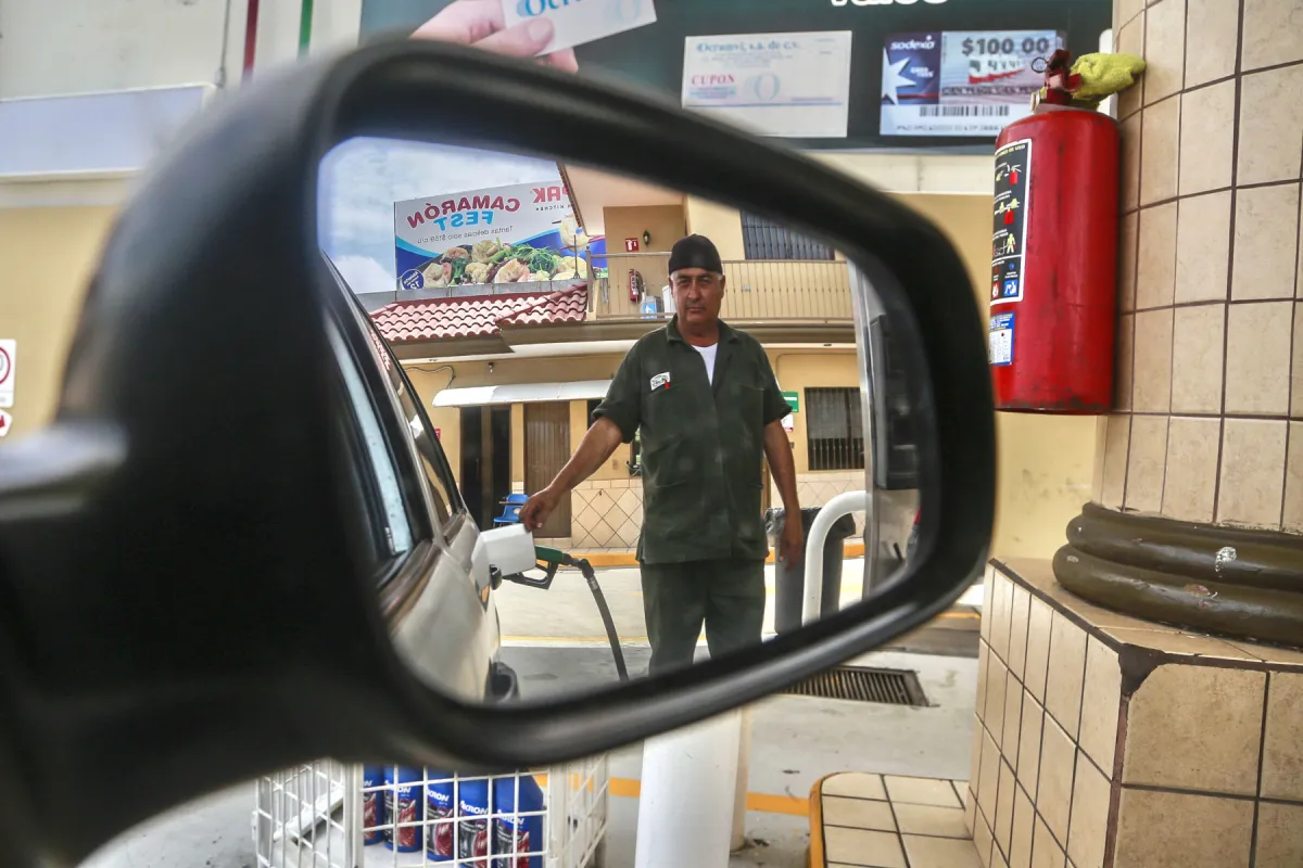 Gasolineria en México, despachador atendiendo. Foto: Rashide Frias/Cuartoscuro. 