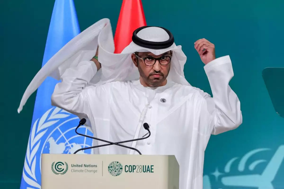 El presidente de la COP28, el sultán Ahmed Al Jaber, ajusta su ghutra, un tocado tradicional, mientras habla durante la ceremonia de apertura de la cumbre climática de las Naciones Unidas de la COP28 en Dubai el 30 de noviembre de 2023. La conferencia climática de la ONU se inauguró en Dubai el 30 de noviembre con las naciones bajo presión para aumentar la urgencia de la acción sobre el calentamiento global y el destete de los combustibles fósiles, en medio de un intenso escrutinio de los huéspedes ricos en petróleo de los Emiratos Árabes Unidos.