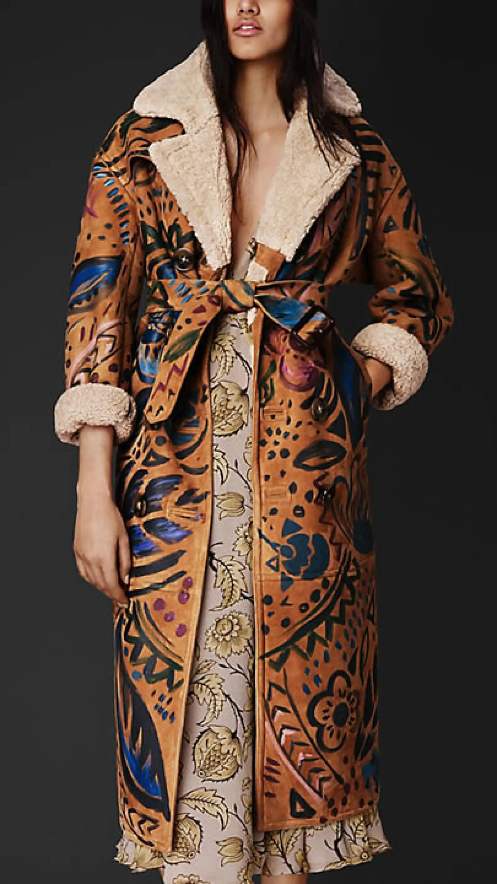 El abrigo pintado a mano de Burberry es todo una obra de arte.