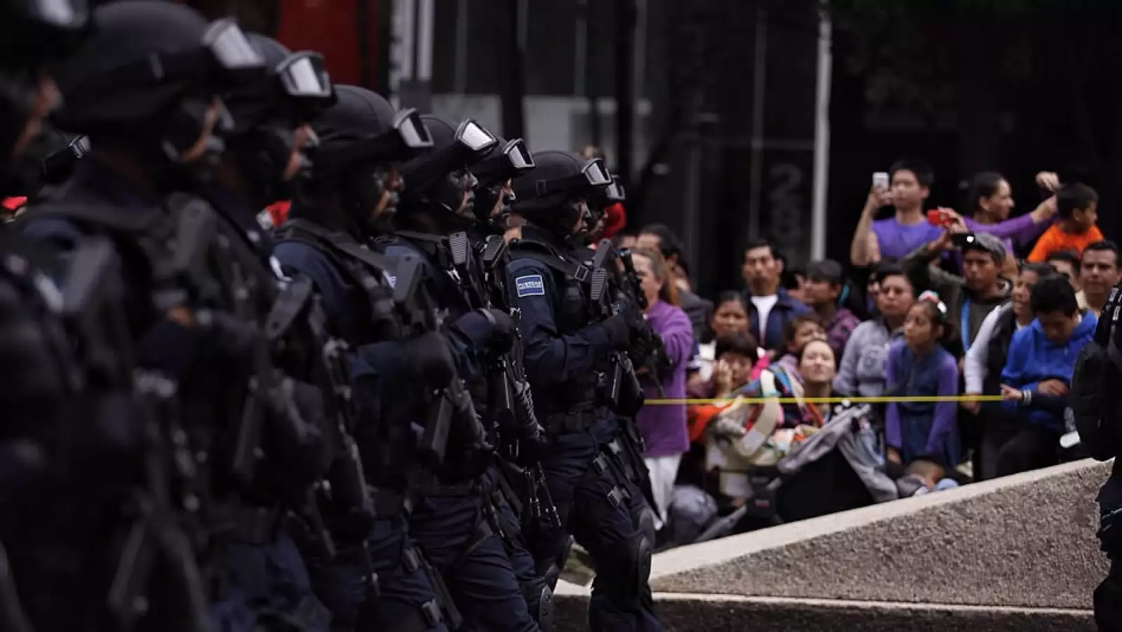 Los debutantes de la Gendarmería Nacional desfilando por Reforma