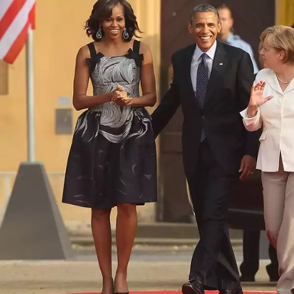 En su primer viaje a Berlín como primera dama, llevaba un elegante vestido negro de Carolina Herrera.