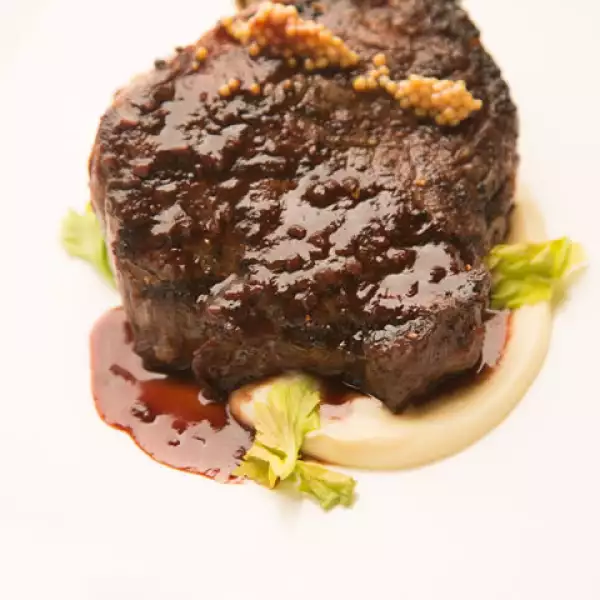 Bisonte con coles de Bruselas crujientes con maple, en Game Creek Club