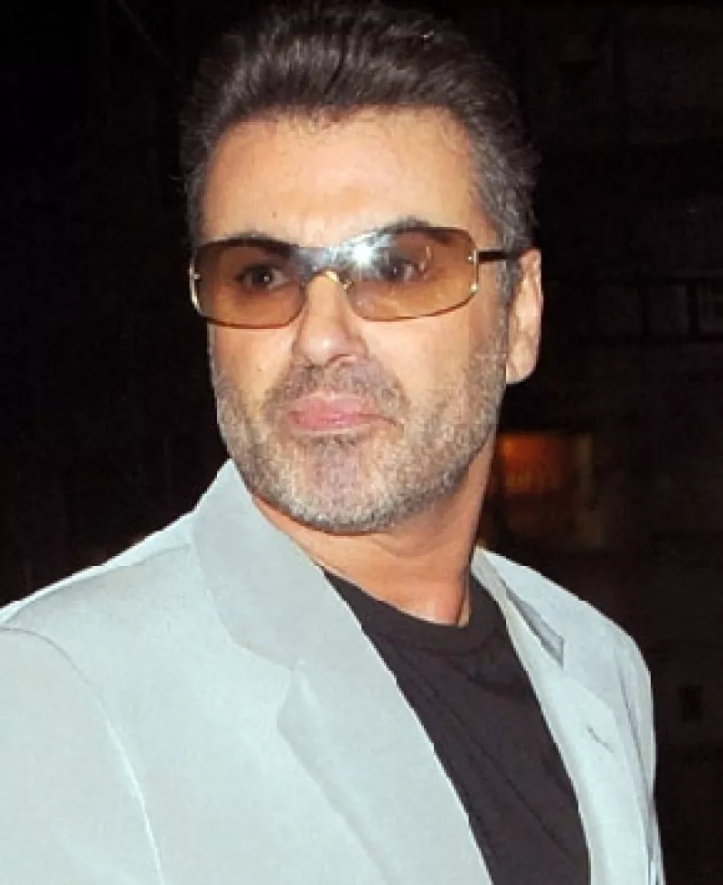 El cantante de 47 años fue detenido luego que la policía respondió a reportes de que un auto se estrelló contra un edificio en Hampstead, un lujoso barrio residencial en el norte de la ciudad.