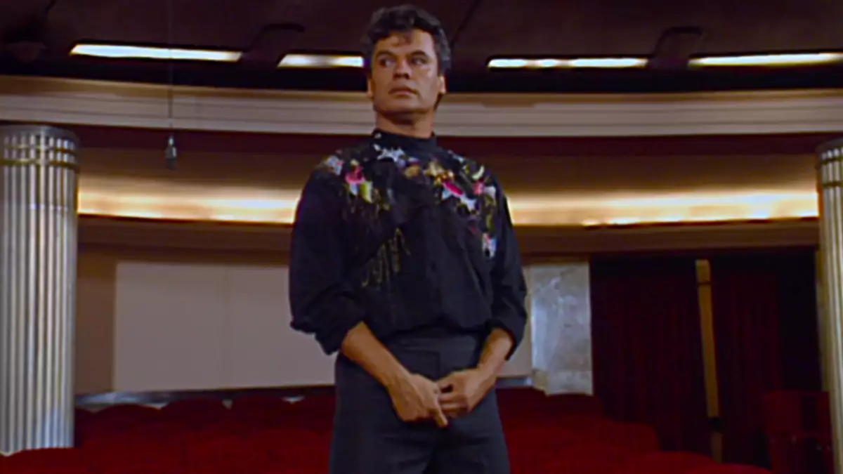 Foto de Juan Gabriel en 1990 posando entre las butacas de Bellas Artes en uno de los ensayos previos a su concierto.