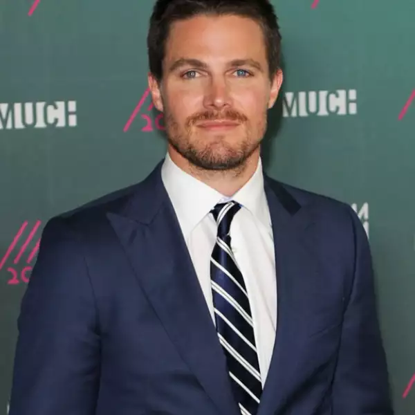 Steven Amell nos fascina en Green Arrow.