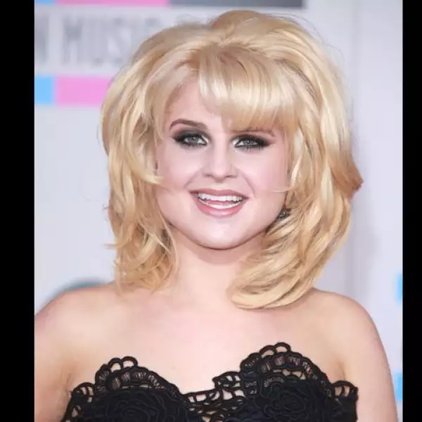 La hija del rockero Ozzy Osbourne, Kelly le dio una cachetada a una periodista en un club de Londres.