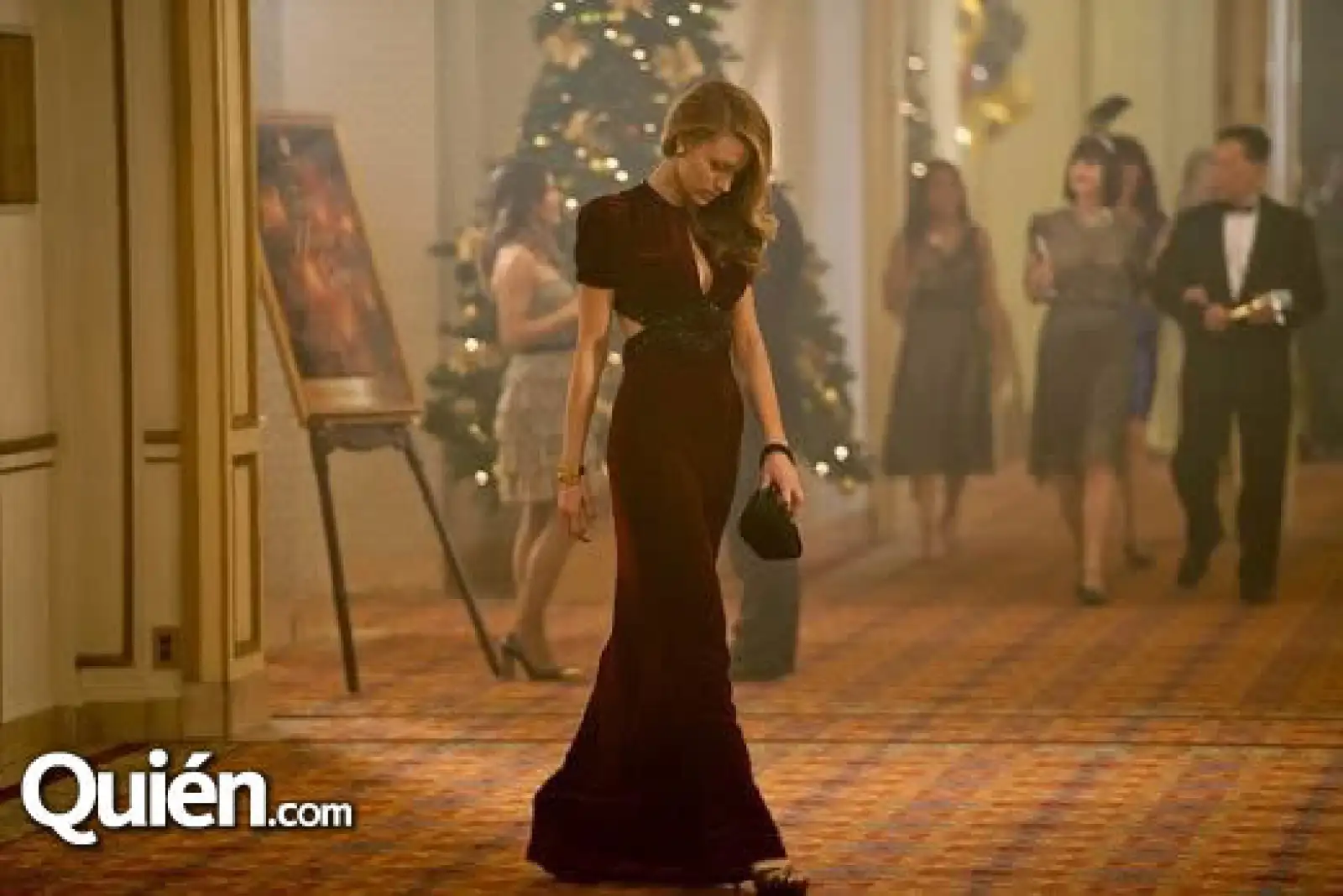 ¡Es-pec-ta-cu-lar!Así de guapa se veia Blake Lively en la película Adeline con este sexy vestido Gucci.