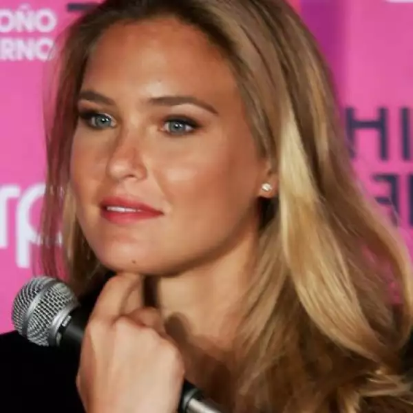 Bar Refaeli Caras y Gestos 1