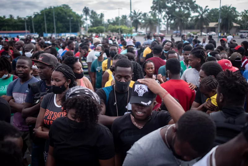 Hoy pudo observarse una menor cantidad de personas que a principio de la semana. Desde hace casi dos semanas, la Comisión Mexicana de Ayuda a Refugiados (COMAR) habilitó los alrededores de este recinto deportivo.