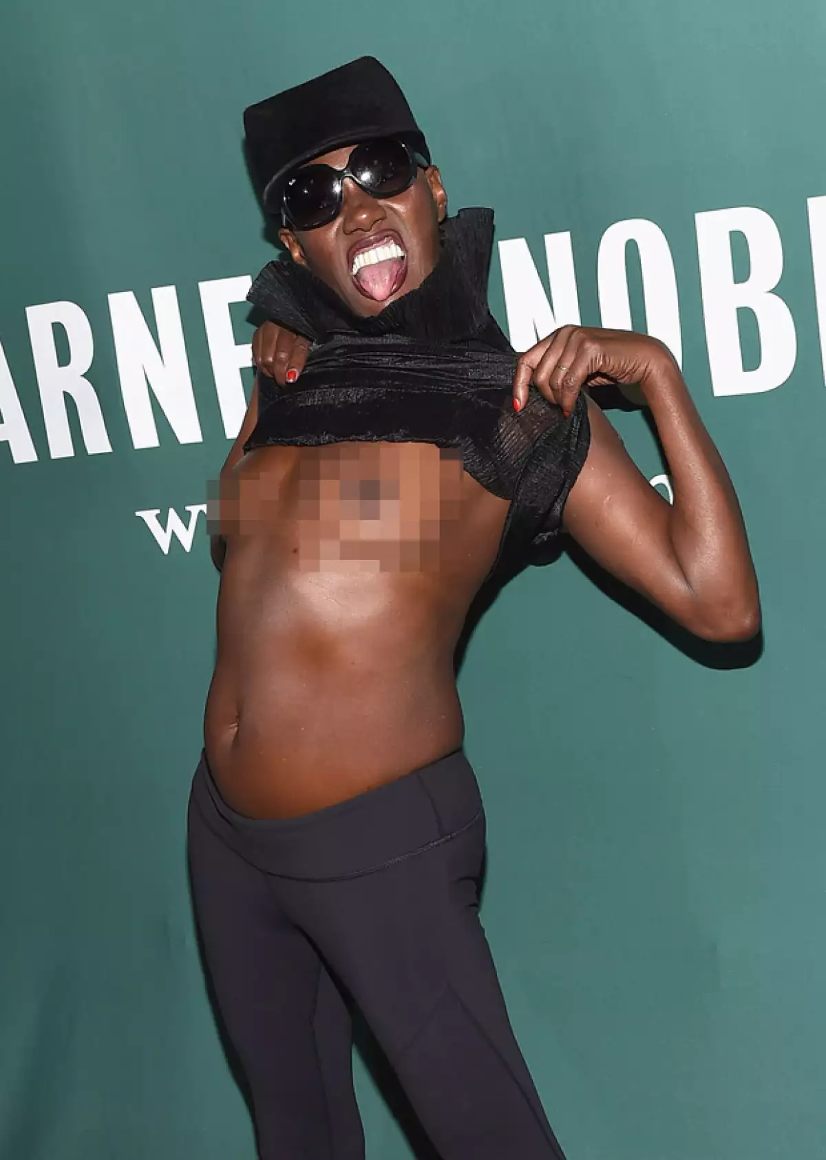 La cantante llegó dos horas tarde a su evento y se mostró así ante los fotógrafos.