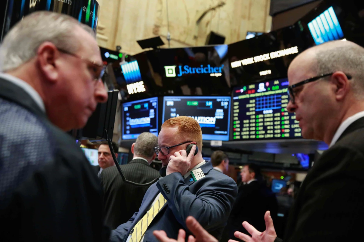 El Dow Jones pierde 0.22% a 18,055 unidades.