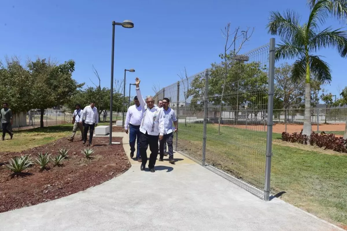 gira-amlo.jpeg