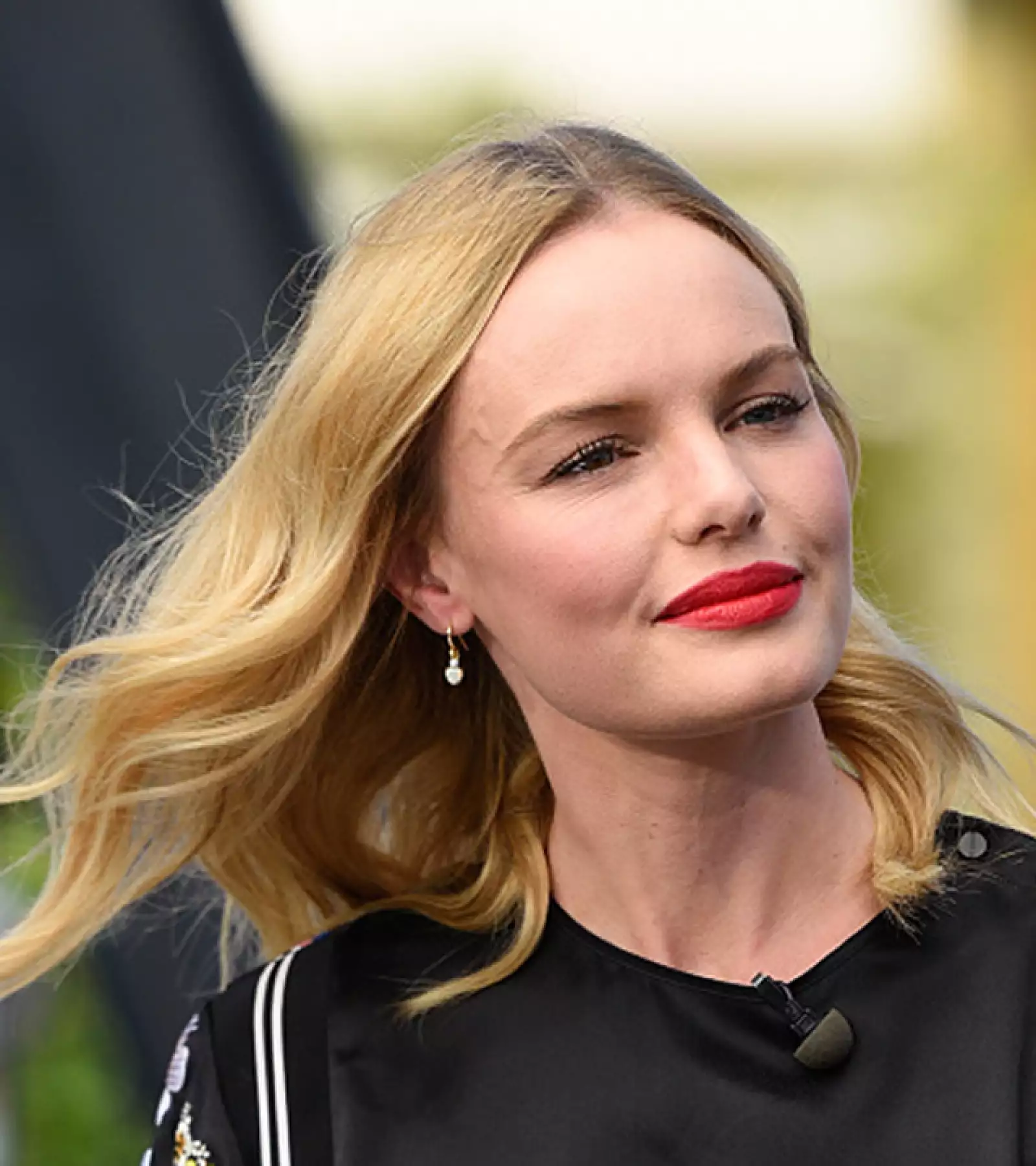 Kate Bosworth también eligió llevar los labios en un tono brillante de rojo. Llevó el pelo suelto y en ondas casuales en su visita a `Extra´ en Universal Studios, Hollywood.