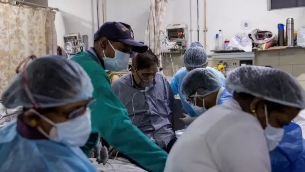 India registró más de 400,000 nuevos casos de COVID-19 por primera vez el sábado mientras lucha contra una segunda ola devastadora, y la campaña de vacunación masiva del país se vio obstaculizada en algunas áreas por la escasez de vacunas.