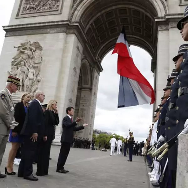 En la ceremonia por los soldados desconocidos en el Arco del Triunfo en el Día de la Bastilla.