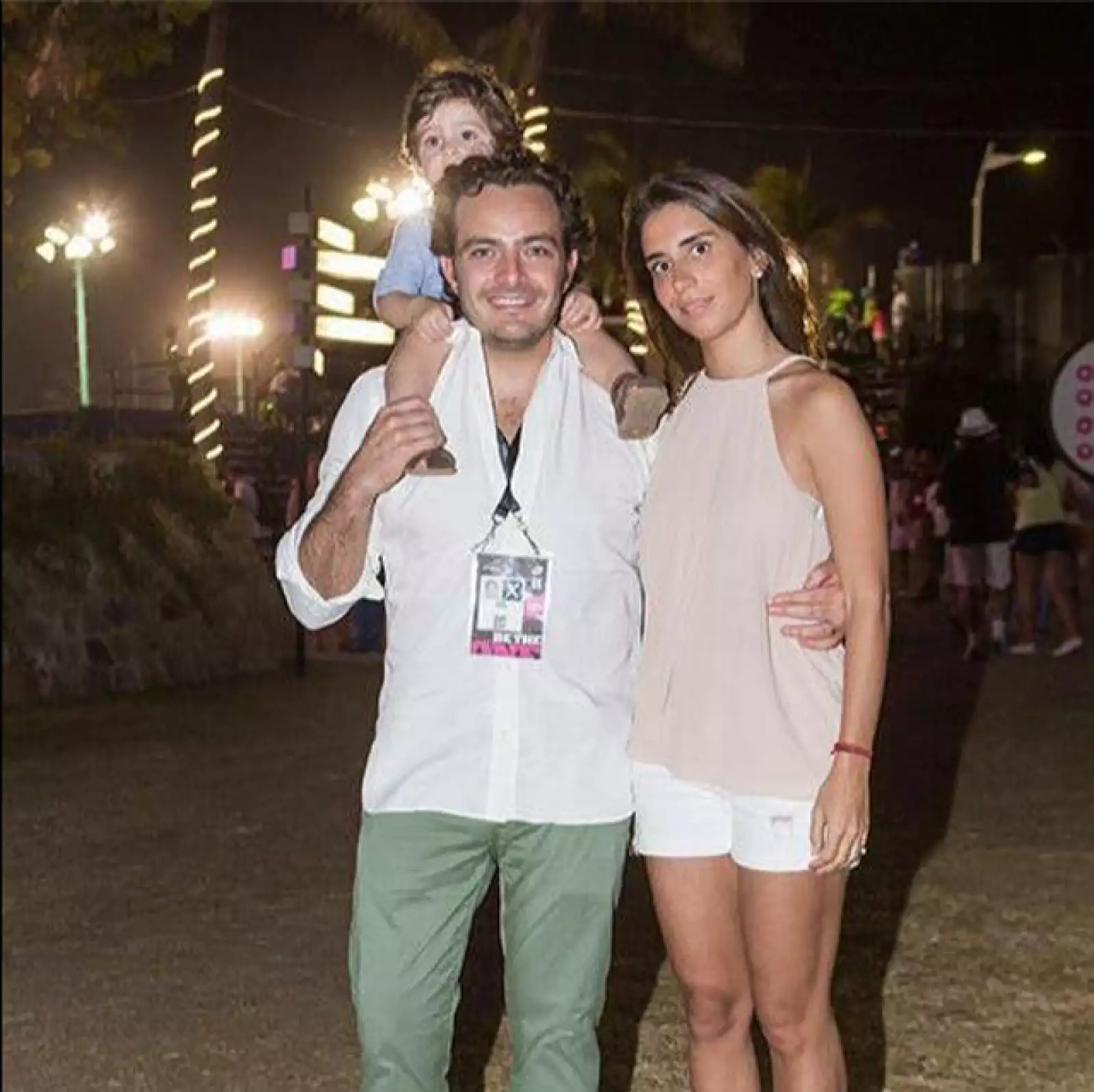 Pepe Cuaik con su hijo y su esposa Carla Braun.