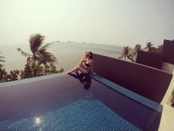 Fátima luce su figura en bikini desde su hotel en Ko Samui.