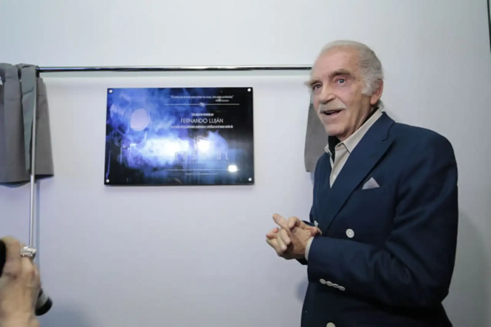 Fernando Luján develando la placa de CasAzul.