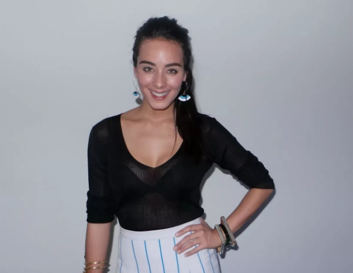 Esmeralda Pimentel portando un diseño de Bimba y Lola con aretes de Delia González.