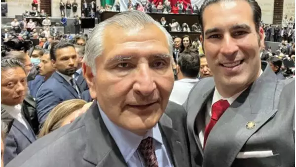 Adán Augusto López posó para las selfies antes de entregar el informe