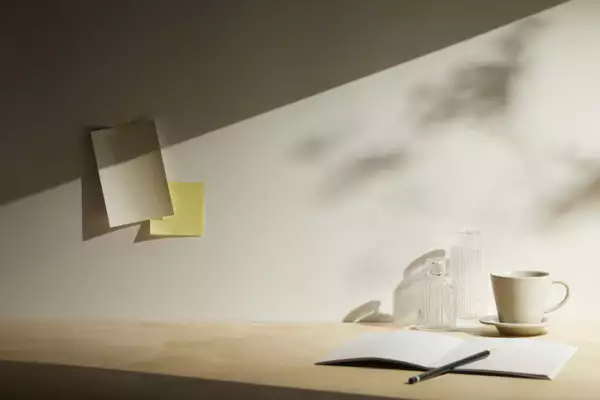 Escritorio limpio y ordenado.