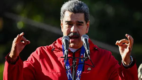 El presidente de Venezuela, Nicolás Maduro, habla durante una marcha para conmemorar el "Día de la Resistencia Indígena" en Caracas el 12 de octubre de 2025. El domingo, el presidente venezolano Nicolás Maduro llamó a la líder de la oposición María Corina Machado de bruja demoníaca, dos días después de que ella recibiera el Premio Nobel de la Paz (Imagen principal del artículo web "El Nobel de la Paz a Machado profundiza el aislamiento de Maduro en la arena internacional").