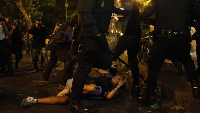 Manifestantes y policías se enfrentaron en las calles de Madrid en momentos en los que el Gobierno piensa anunciar nuevas medidas de austeridad.