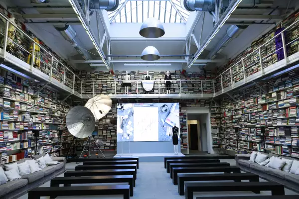 biblioteca estudio karl lagerfeld