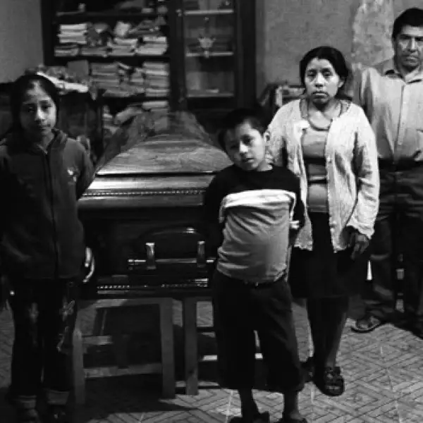 una familia vela a su pariente muerto en estados unidos