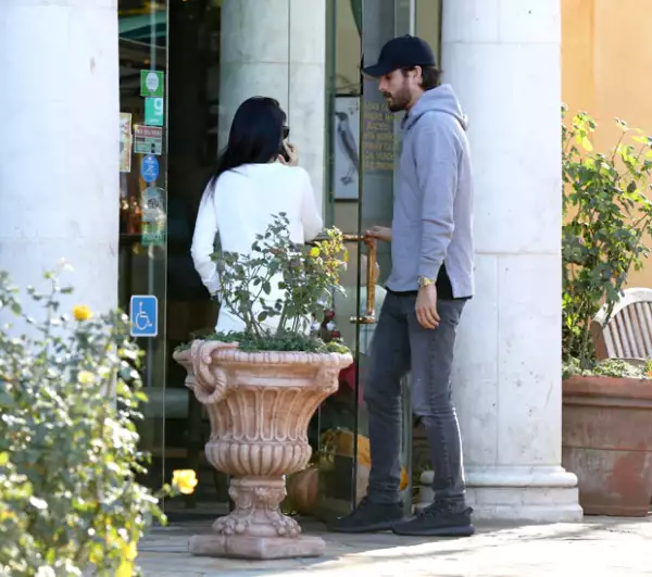 La pareja fue fotografiada entrando al café Marmalade, desatando los rumores de una posible reconciliación.