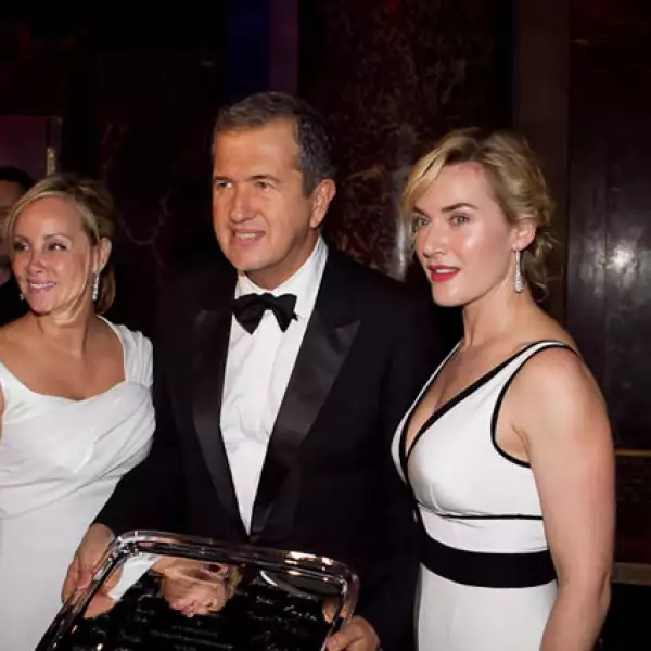 Yaz Hernández, quien presidió el evento, acompaña a Mario Testino y a Kate Winslet, quien se encargó de dar al fotógrafo su reconocimiento.