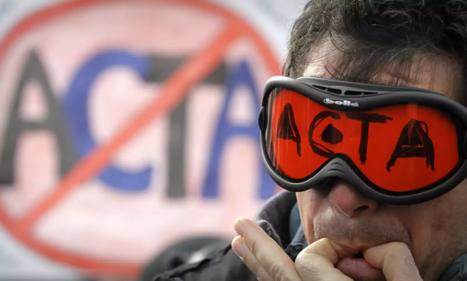 Polonia, Francia e Italia figuran entre las naciones europeas que firmaron recientemente el acuerdo que busca proteger los derechos de autor en la web.