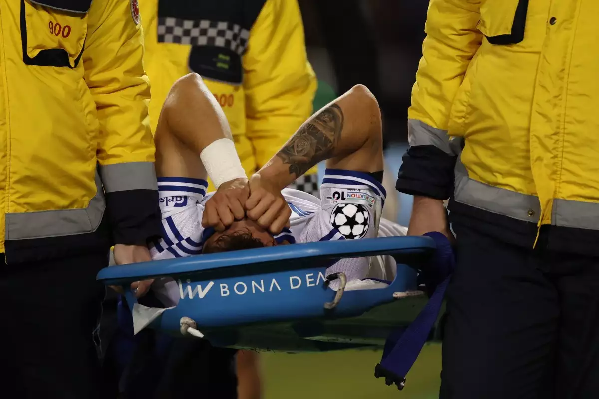 Foto de Rodrigo Huescas, futbolista mexicano que juega en Europa, siendo sacado en camilla de la cancha tras sufrir una lesión en la rodilla.