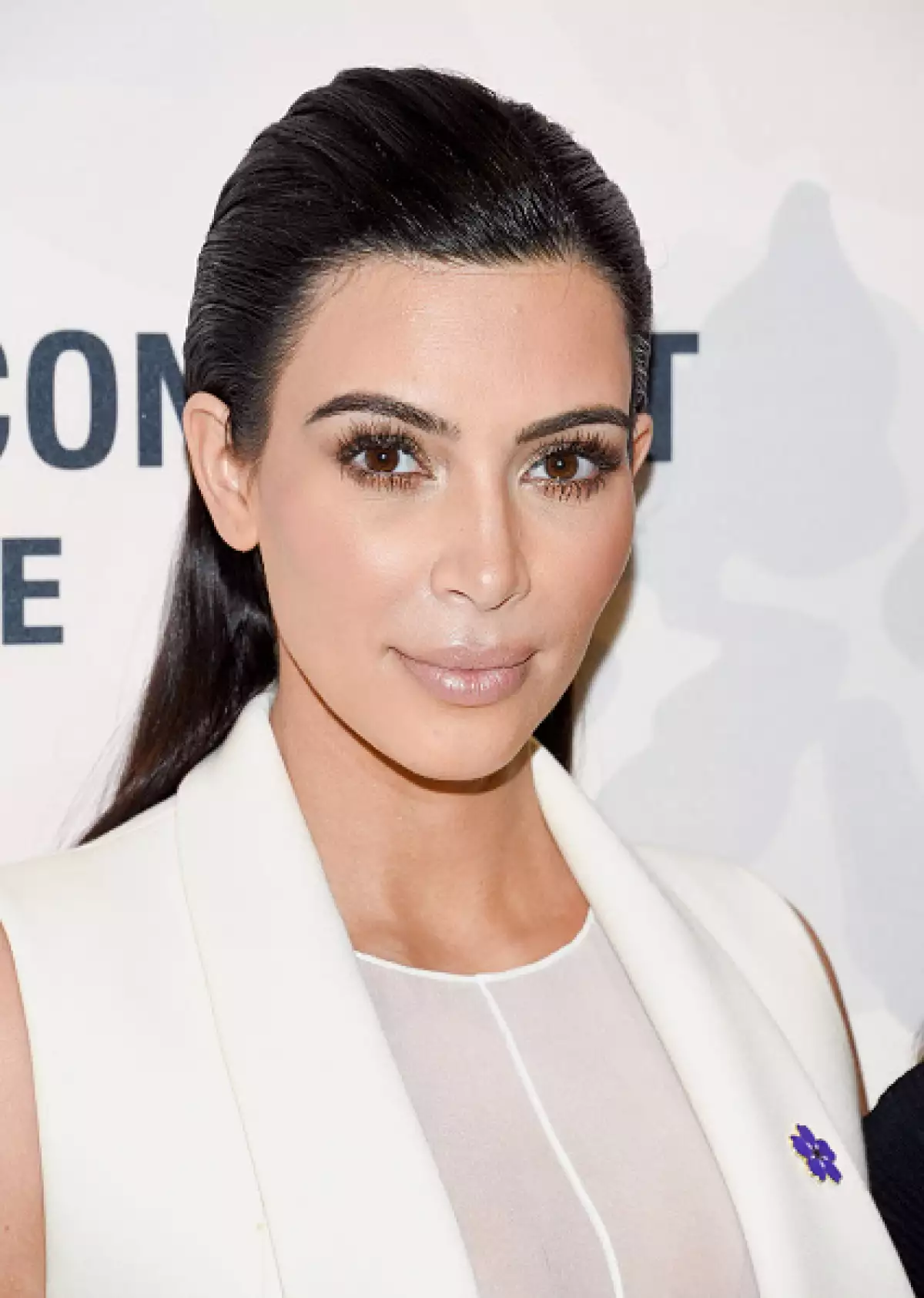 Para el lanzamiento en Nueva York de ´Variety Power of Women´, Kim Kardashian optó por un sleek back hairstyle. Las pestañas extra largas hicieron que la atención fuera directamente a sus ojos, llevando el resto de la cara en tonos nude.
