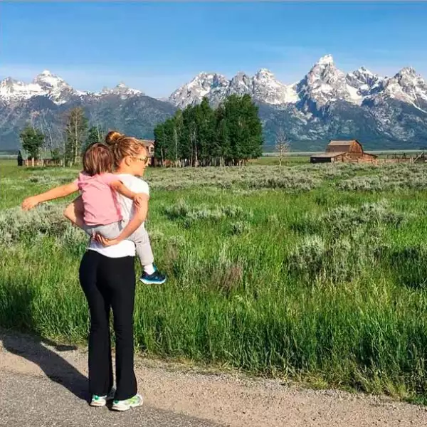 ´Y obviamente cuando Matthew se cansa adivinen quien es su transporte favorito? Sin espalda pero #AmoSerMadre´ escribió.