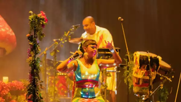 foto de Li Saumet en el show de cierre del fetival hera hsbc 2024. La cantante, hincada en el escenario, sostiene el micrófono y detrás de ella se ve el baterista de la banda.
