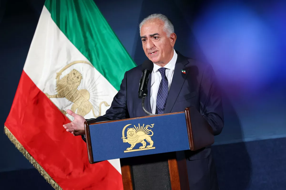 El líder de la oposición demócrata iraní, Reza Pahlavi, habla durante una conferencia de prensa en el Club Nacional de Prensa el 16 de enero de 2026 en Washington, DC. Pahlavi pidió protección para el pueblo iraní de la represión del régimen contra los manifestantes pacíficos y una transición ordenada a la democracia.
