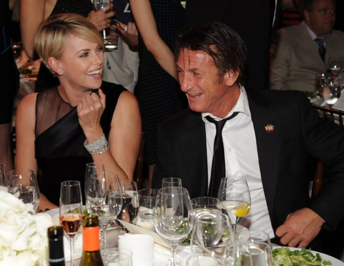 El romance entre Charlize y Sean fue confirmado por el periodista Piers Morgan en su columna.