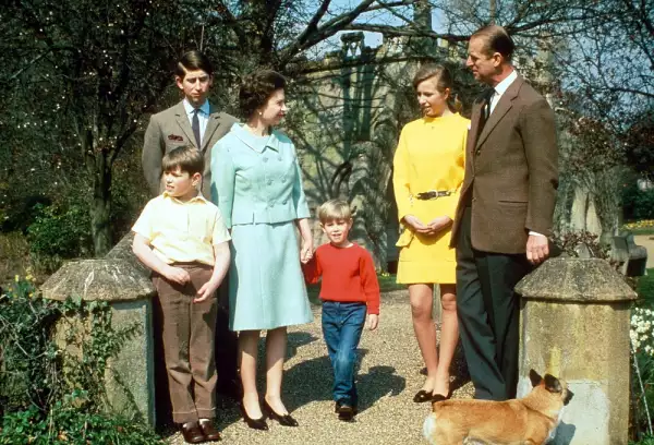 Príncipe Carlos, reina Isabel II, princesa Ana, el duque de Edimburgo, el príncipe Andrés y el príncipe Eduardo