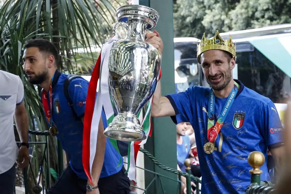 Giorgio Chiellini cargando la copa de la EURO 2020.