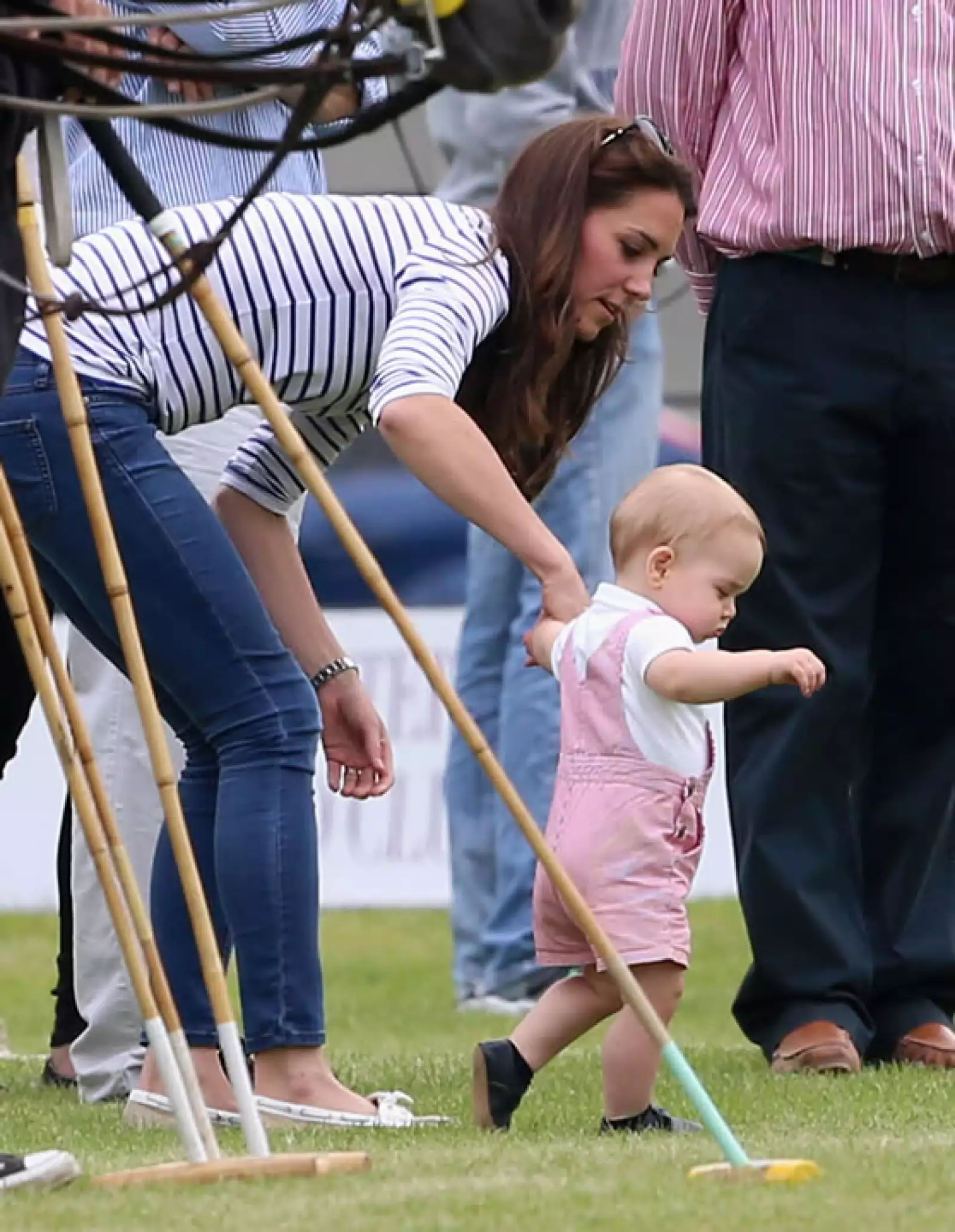 George demostrando sus primero pasos con ayuda de su madre.