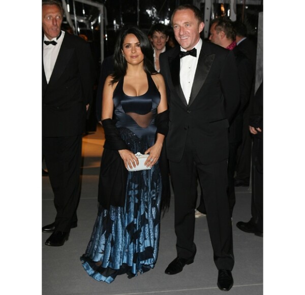 Salma y Henri Pinault en la cena que ofreció la familia del francés por la inauguración del Palazzo Grassi. Ella lucía espectacular.