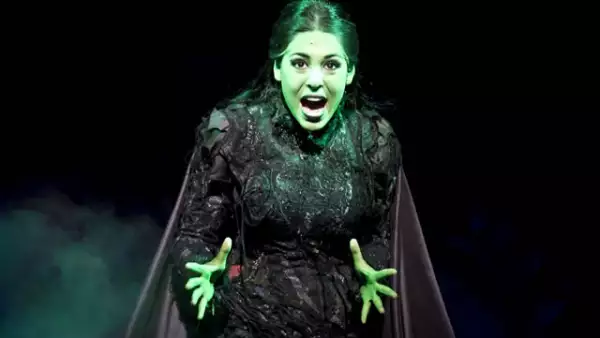 Danna Paola encarna a la bruja Elphaba.