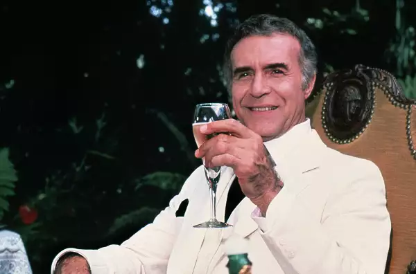 Ricardo Montalbán es el Sr. Roarke en La isla de la fantasía