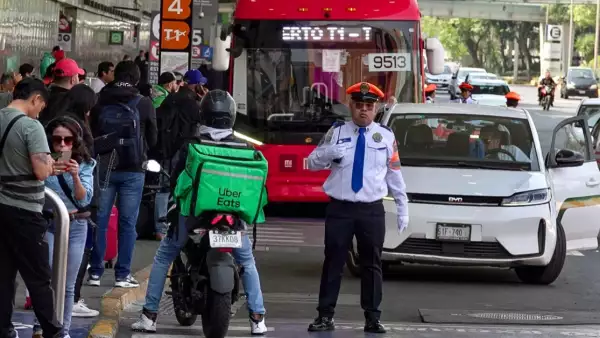 La SICT contradice a Uber y lo dice claro: apps de taxis no tienen autorización para operar en aeropuertos 