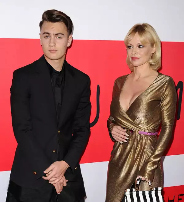 Brandon Lee eclipsa a su despampanante mamá Pamela Anderson.