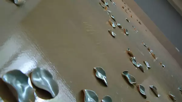 Óleos holandeses pintados a mano forman parte de la decoración de los salones de eventos, además de lámparas brillantes.