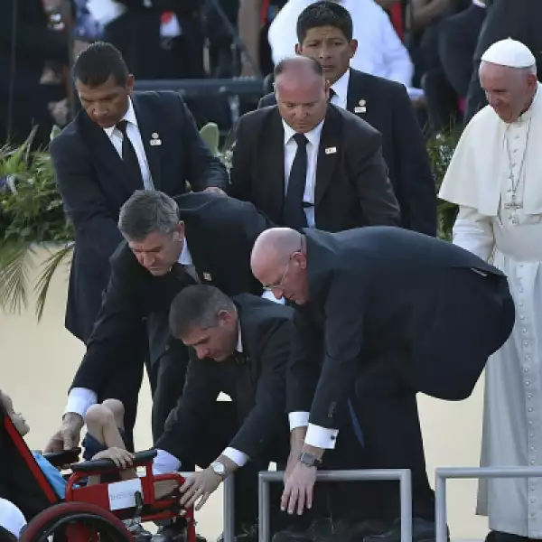 El papa Francisco habló frente a las familias e hizo subir al escenario a algunos fieles, como este pequeño en silla de ruedas.